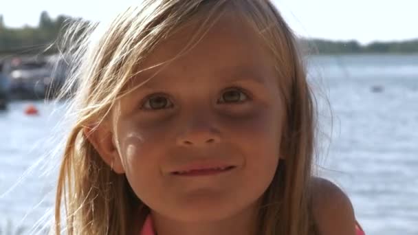 Portrait Sourire Jeune Fille Plein Air Sur Fond Océan Bokeh — Video