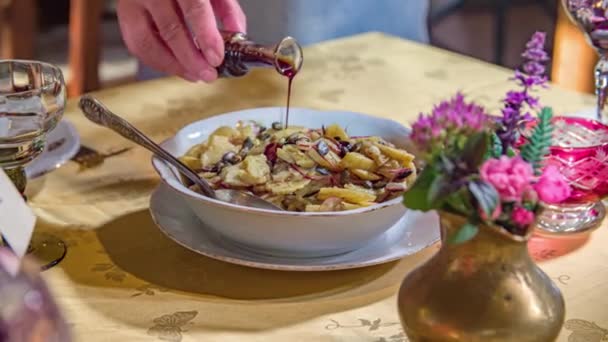 Coup Lent Une Main Versant Sirop Sur Dessert — Video