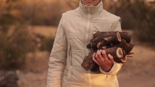 Saisonnière Female Walking Woodland Autumn Pathway Holding Firewood Logs — Video