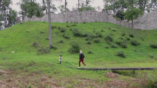 Ung Mor Skapar Minnen Med Sitt Barn Helme Slott Estland — Stockvideo