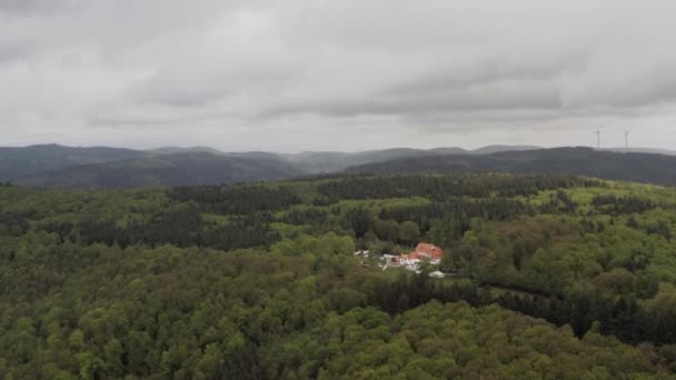 Vista Aérea Una Remota Casa Campo Rodeada Denso Bosque Alemania — Vídeos de Stock