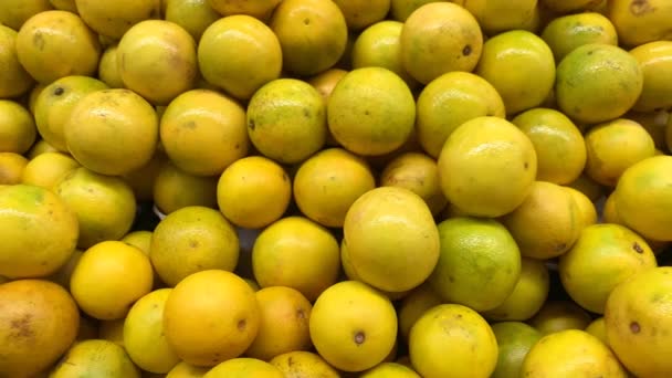 Plein Cadre Doux Frais Juteux Vraies Oranges Dans Supermarché — Video