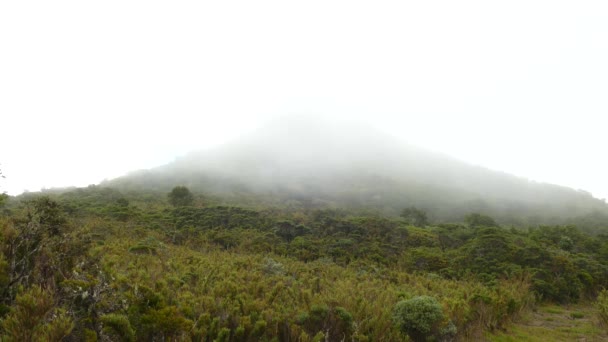 Misty Täckt Utsikt Över Berget Arenal Costa Rica Låst — Stockvideo