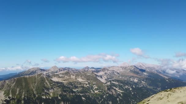 Εκπληκτική Θέα Στο Ψηλό Ορεινό Τοπίο Φουντωτά Σύννεφα Βραχώδεις Λόφοι — Αρχείο Βίντεο