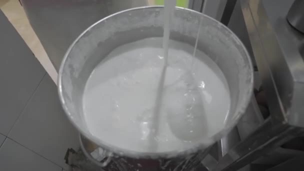 中国広州の蒸し米麺のための深いステンレス製の容器に小麦粉バッターを敷設 高角度ショット — ストック動画