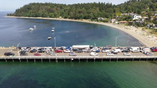 Drone Imagens Aéreas Ferry Terminal Ferry Com Carros Carregando Descarregando — Vídeo de Stock