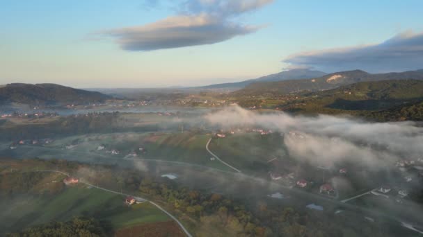 Pássaros Vista Aérea Olho Bela Aldeia Rural Cercada Por Montanhas — Vídeo de Stock