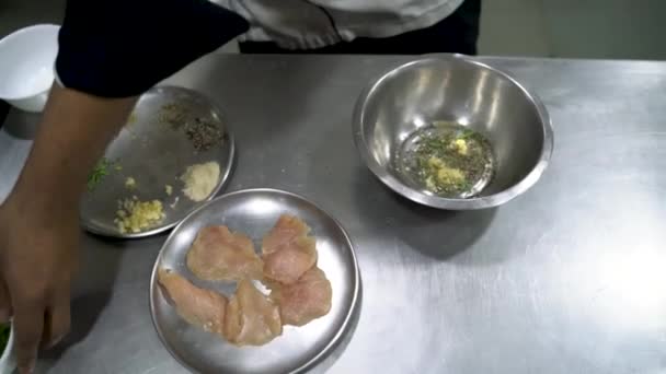 Mieszanie Pyszne Składniki Aby Doskonały Charmoula Kurczak Posiłek Zbliżenie — Wideo stockowe