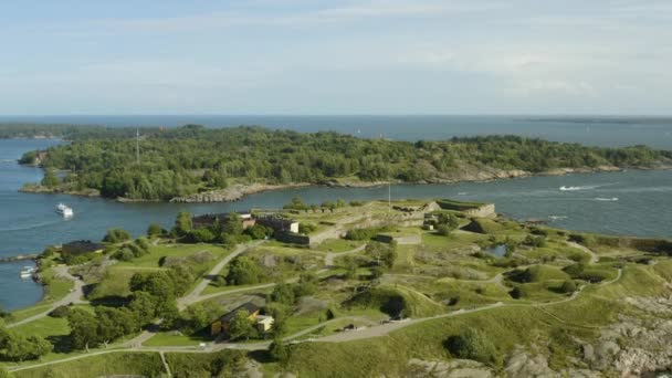 มมองทางอากาศท มองเห นเกาะ Kustaiekka อมปราการ Vallisaari ในพ นหล แดดร อนในเฮลซ — วีดีโอสต็อก