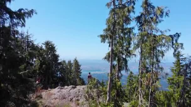 Aerial Dron Zestrzelony Nad Trekkerami Gzymsie Mount Seymour Słoneczny Dzień — Wideo stockowe