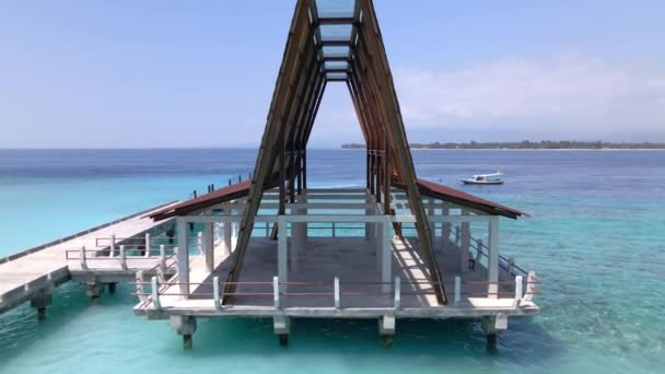 Vuelo Aéreo Lento Través Casa Botes Del Muelle Gili Meno — Vídeos de Stock