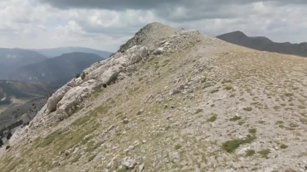 ラCerdanyaの山脈の終わりを見るために山の崖に続く空中の景色 — ストック動画