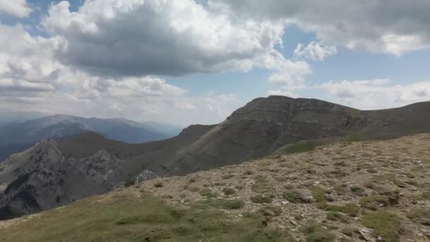 カタルーニャ州ラ セルダーニャの正面にあるコマボナ山の景色を望む山の崖へと続く空中の景色 — ストック動画