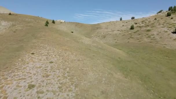 Pandangan Udara Bergerak Maju Melalui Padang Rumput Atas Gunung Tebing — Stok Video