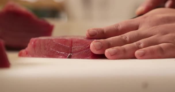 厨师用一把锋利的刀切一个新鲜的金枪鱼片在一个切菜板上 日本餐厅 近距离拍摄 — 图库视频影像