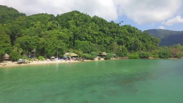 Drei Panne Skutt Fra Luften Liten Tropisk Strand Med Hippie – stockvideo