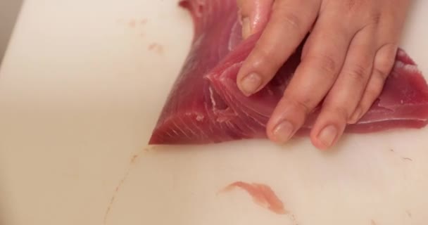 Chef Japonés Rebanando Atún Crudo Con Cuchillo Para Preparación Sushi — Vídeo de stock