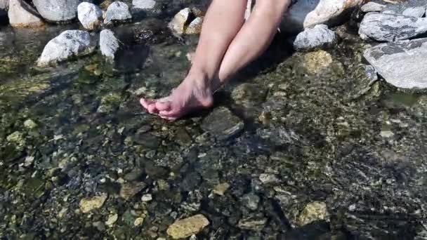 Man Beweegt Voeten Het Water Van Een Kristalheldere Rivier — Stockvideo