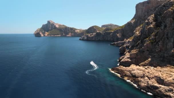 Flygfoto Flyger Längs Klipporna Och Motorbåt Lämnar Ett Spår Havet — Stockvideo