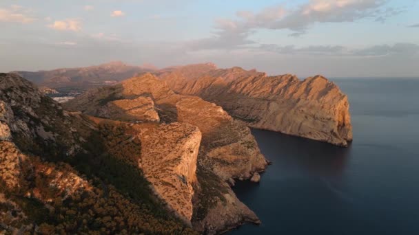 Güneş Doğarken Mallorca Daki Kaptan Formentor Daki Etkileyici Uçurumların Havadan — Stok video