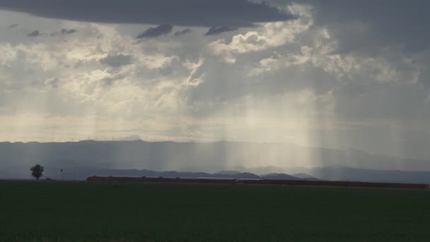 Zonnestralen Snijden Door Intense Wolken Boven Imperial Valley Velden Zuid — Stockvideo