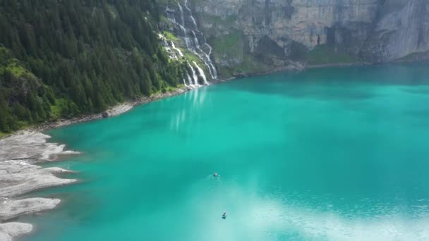 Montanha Lago Entre Montanhas Gigantes Uma Manhã Nublado Mal Humorado — Vídeo de Stock