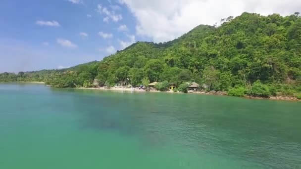 Aereo Indietro Dolly Shot Piccola Spiaggia Tropicale Koh Chang Con — Video Stock