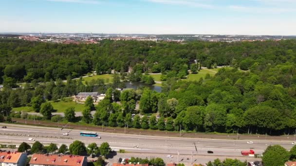 Calm Lake Omringd Door Weelderig Groen Veld Bomen Slottskogen Park — Stockvideo