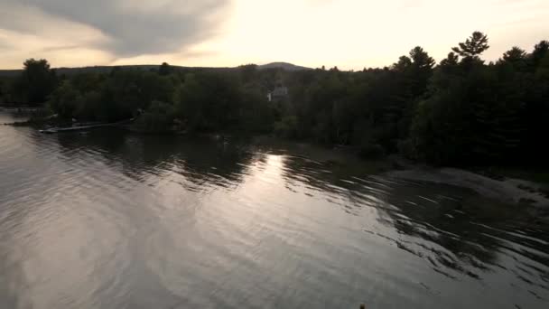 Günbatımında Kanada Nın Quebec Kentindeki Memphremagog Gölü Nün Sahili Ndeki — Stok video