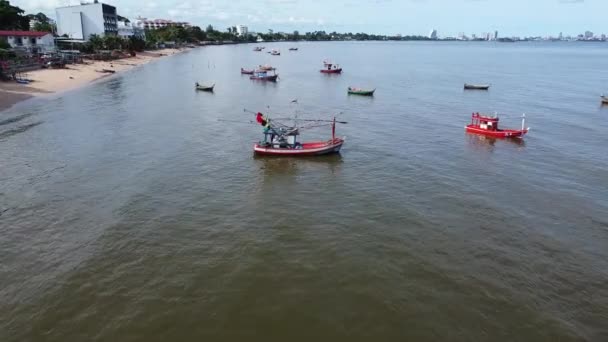 Flyg Lågt Över Traditionella Thailändska Bläckfiskebåtar Viken — Stockvideo