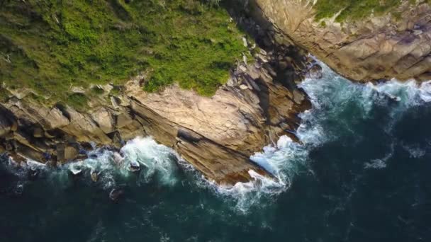Antenni Ylhäältä Alas Näkymä Meren Aallot Osuvat Matalat Kalliot Lähellä — kuvapankkivideo