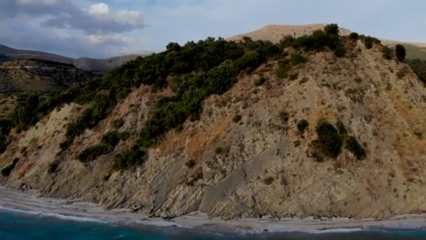 Красивый Мыс Скалами Галечным Пляжем Окружении Голубого Бирюзового Моря Албании — стоковое видео