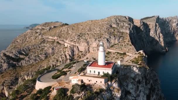 Luchtopname Van Vuurtoren Van Cap Formentor Een Hoge Klif Mallorca — Stockvideo
