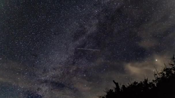 Vía Láctea Lapso Tiempo Las Estrellas Con Nubes Movimiento Aviones — Vídeos de Stock