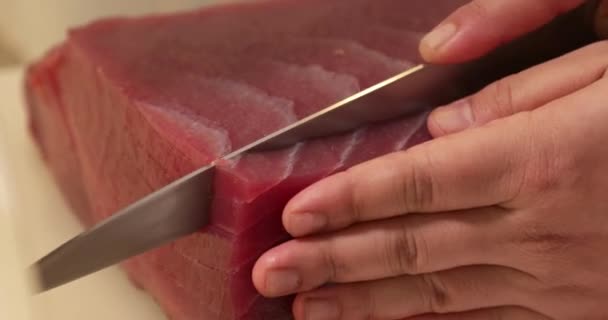 Chef Experto Rebanando Atún Fresco Una Tabla Cortar Cocina Restaurante — Vídeo de stock