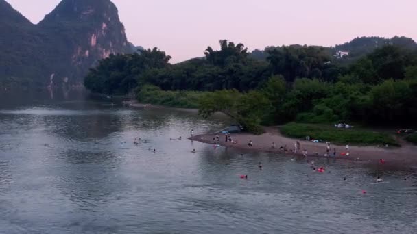 Άνθρωποι Που Κολυμπούν Στο Ποτάμι Στο Karst Βουνό Κίνα Τοπίο — Αρχείο Βίντεο