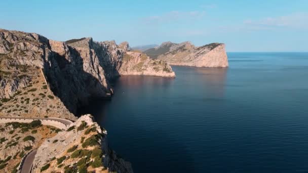 Αεροφωτογραφία Παράλλαξης Των Εντυπωσιακών Ψηλών Βράχων Στο Cap Formentor Στη — Αρχείο Βίντεο