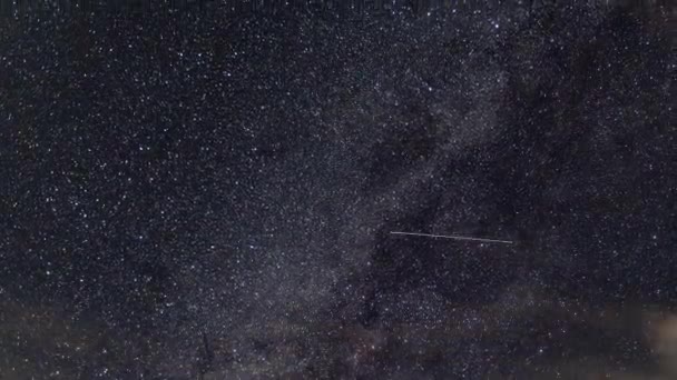 Vía Láctea Lapso Tiempo Las Estrellas Con Nubes Movimiento Aviones — Vídeos de Stock