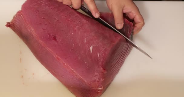 Rebanando Carne Fresca Atún Para Una Receta Sushi Tiro Lento — Vídeo de stock