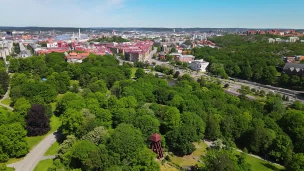 中央ヨーテボリのスロットスコーゲン公園とライン近隣でのスウェーデンの風景 空中ドローン プルバックショット — ストック動画
