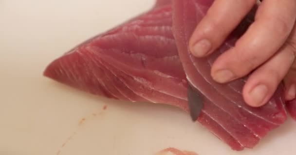 Affettare Pesce Tonno Crudo Usando Coltello Macellaio Primo Piano Girato — Video Stock