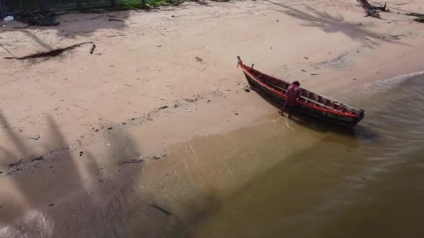 Pêcheur Thaïlandais Local Peignant Son Petit Bateau Bois — Video