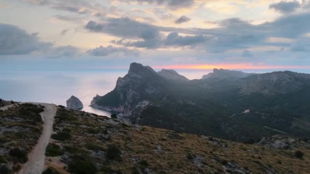 Εναέρια Παράλλαξη Πυροβόλησε Πετούν Πάνω Από Μια Στροφή Ένα Ορεινό — Αρχείο Βίντεο