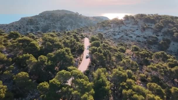 Boneca Aérea Tiro Carro Dirigindo Uma Estrada Montanha Pacífica Com — Vídeo de Stock