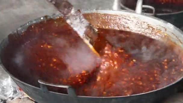 焦点とノイズのビデオ 伝統的な食品職人の外に焦点を当てたビデオでは 缶詰のお粥を作るために様々な成分を処理する — ストック動画