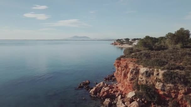 Verbazingwekkend Uitzicht Een Volledig Stille Zee Een Kleine Klif — Stockvideo