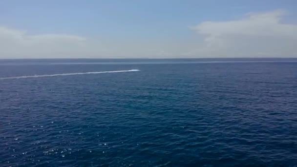 Motorový Člun Plující Hlubokým Modrým Mořem Den Letní Dovolené Středozemním — Stock video