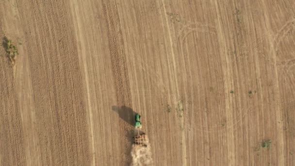 Сельскохозяйственный Трактор Tilling Plowing Farm Land Overhead Aerial Drone View — стоковое видео