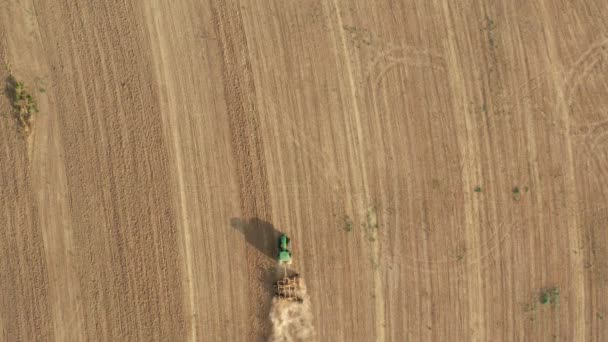 Trator Agrícola Tilling Plowing Farm Land Visão Aérea Aérea Aérea — Vídeo de Stock