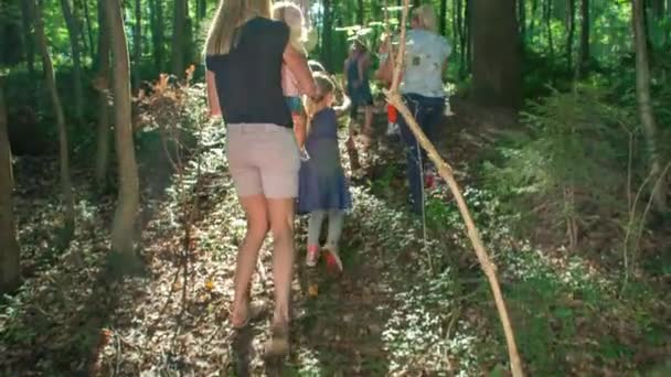 Families Met Hun Kinderen Wandelen Een Weelderige Groene Jungle Een — Stockvideo